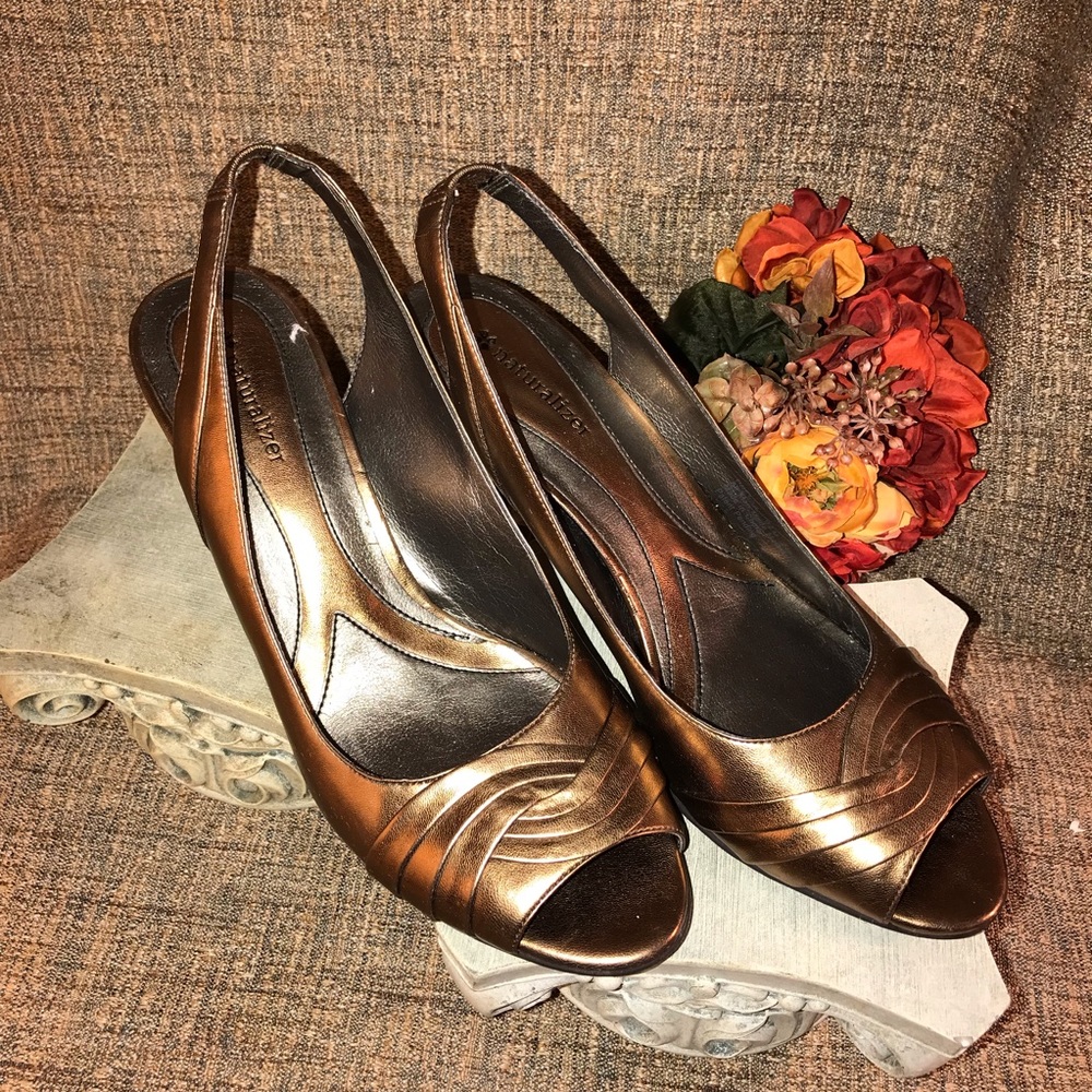Naturalizer sling back peep toe heels!